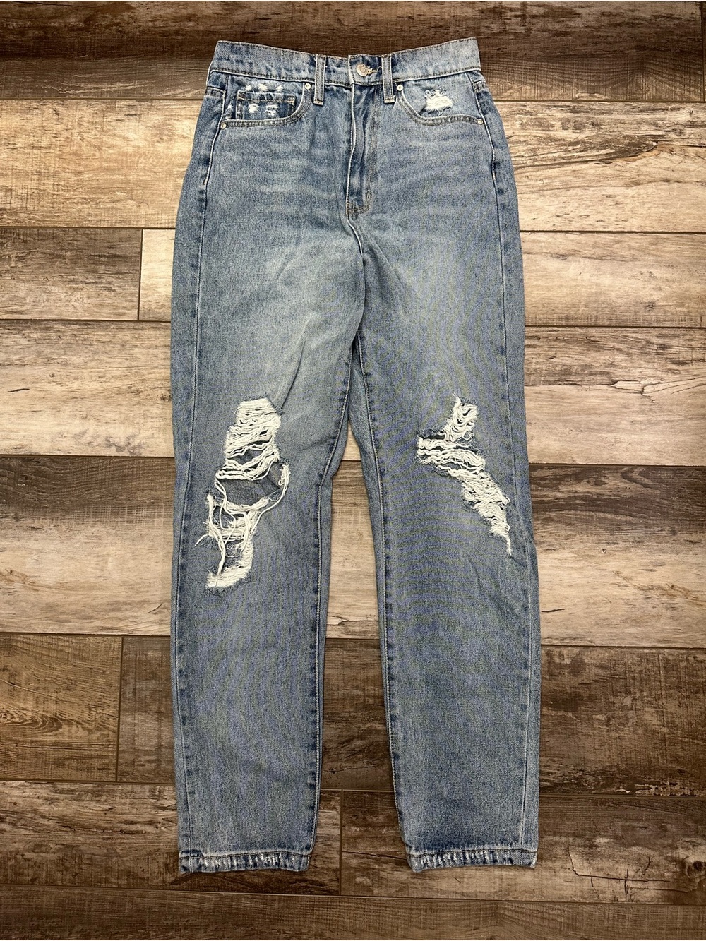 RSQ Womenโs Light Blue Distressed Relaxed Jeans